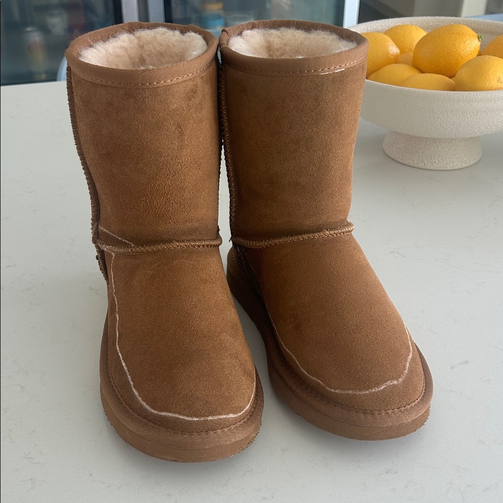 Light wear bearpaw shoes size 5